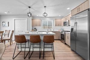 Dapur atau dapur kecil di Spacious 5BR - Gamer Room - Hot Tub & Pool Access
