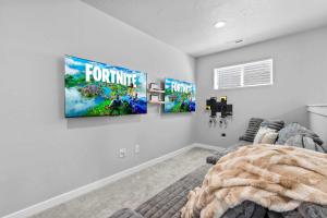 Televisyen dan/atau pusat hiburan di Spacious 5BR - Gamer Room - Hot Tub & Pool Access