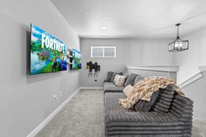 Ruang duduk di Spacious 5BR - Gamer Room - Hot Tub & Pool Access +38 gambar