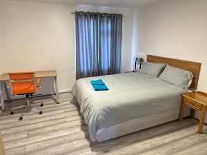 a bedroom with a bed and a desk and a chair at Modern Stylish 4Bed 2 Bath in Pitsea, Basildon Essex 2 Free Carpark in Nevendon +22 photos
