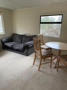Ruang duduk di Redwood Cabin 1