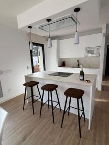 Kuchyň nebo kuchyňský kout v ubytování ESPECTACULAR CASA EN LLAGOSTERA - Costa Brava, CON PISCINA