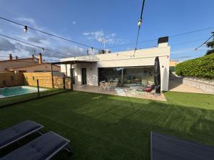 Bazén v ubytovaní ESPECTACULAR CASA EN LLAGOSTERA - Costa Brava, CON PISCINA alebo v jeho blízkosti