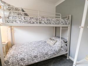 Un dormitorio con dos literas en una habitación. en Dryslwyn Cottage, en Carmarthen