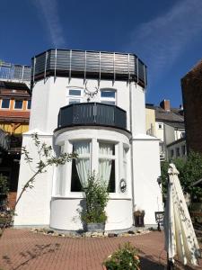 ゴスラーにあるVilla Einhorn - Altstadt Studio - stilvoll besondersのバルコニー付きのホワイトハウスです。