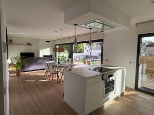 Kuchyňa alebo kuchynka v ubytovaní ESPECTACULAR CASA EN LLAGOSTERA - Costa Brava, CON PISCINA