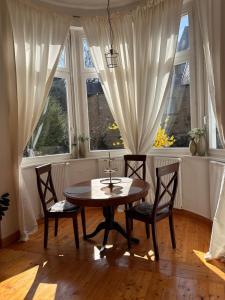 ゴスラーにあるVilla Einhorn - Altstadt Studio - stilvoll besondersの窓のある部屋(テーブル、椅子付)