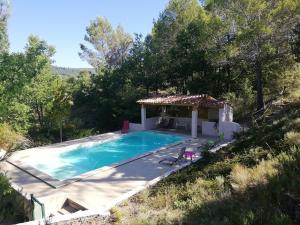 a swimming pool with a gazebo and a swimming poolvisor at country house in Provence in Pierrevert
