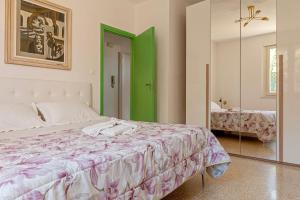 Un dormitorio con una cama grande y un espejo. en Red House - view of the hills, en Terricciola 10 fotos más