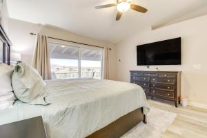 ファウンテン・ヒルズにあるGolfers Paradise with Views in Fountain Hillsのベッドと薄型テレビのある寝室