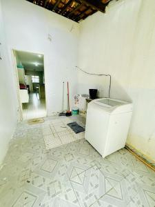 a room with a toilet in the middle of a room at Marcanau in Maracanaú
