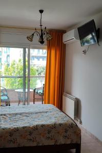 โทรทัศน์และ/หรือระบบความบันเทิงของ Duplex 2-bedroom family apartment F&F +32 ภาพ