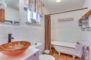 Ένα μπάνιο στο Vintage Farmhouse with Hot Tub in Larkspur +28 φωτογραφίες
