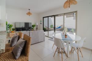 a dining room and living room with a table and chairs at Casa Surf in Zaragoza