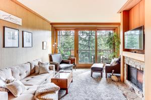ein Wohnzimmer mit Couch und Kamin in der Unterkunft Stay and Play Suncadia Resort Condo in Cle Elum in Cle Elum