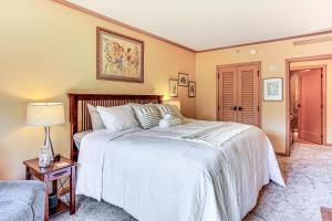 ein Schlafzimmer mit einem großen weißen Bett und einer Lampe in der Unterkunft Stay and Play Suncadia Resort Condo in Cle Elum in Cle Elum + 20 Fotos