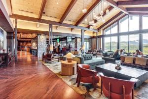 eine große Lobby mit Menschen im Wohnzimmer in der Unterkunft Stay and Play Suncadia Resort Condo in Cle Elum in Cle Elum