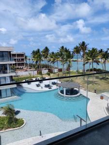 basen z palmami i oceanem w obiekcie GAV Porto Alto Resorts w mieście Ipojuca