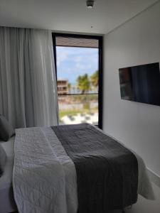 sypialnia z łóżkiem i dużym oknem w obiekcie GAV Porto Alto Resorts w mieście Ipojuca +33 zdjęcia