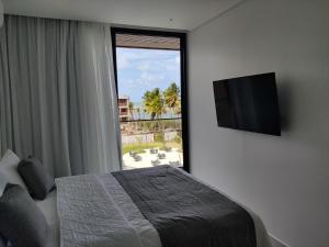 sypialnia z łóżkiem i oknem z widokiem w obiekcie GAV Porto Alto Resorts w mieście Ipojuca