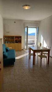 a living room with a table and a blue couch at the house on the Orfento in Caramanico Terme