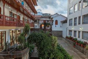 库斯科Quechua Hotel Cusco的一座植物繁茂的建筑的空庭院