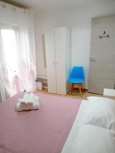 una camera da letto con un letto con due asciugamani sopra di B&B EmaNik a Gioia Tauro