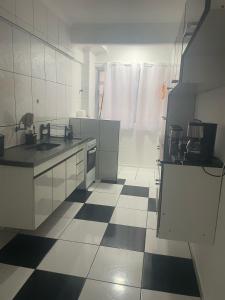 Una cocina o zona de cocina en Apto com 1 dormitorio proximo a praia