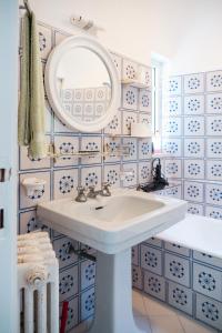 un baño con lavabo y espejo en Villa Marino in Aurora, en Capri
