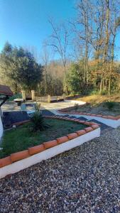 einen Park mit einer Bank und einem Picknicktisch in der Unterkunft Location 4 personnes avec jardin in Carsac-Aillac