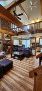 un salon avec un canapé et une table dans l'établissement Mystic, Foxwoods, Beaches, Waterpark, Hells Kitchen!, à North Stonington