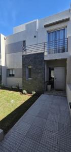 ein Haus mit einer gepflasterten Auffahrt davor in der Unterkunft Los Molinos, confort, estilo y privacidad en Barrio Estación in Villa Mercedes