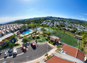 an aerial view of a city with a tennis court at Casa Surf in Zaragoza