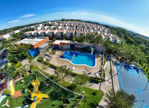 an aerial view of a resort with a water park at Casa Surf in Zaragoza
