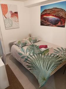 a bedroom with a bed with a plant on it at Magnifique T3 spacieux au calme à Castelnau Le Lez in Castelnau-le-Lez