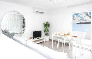A television and/or entertainment centre at Enkala Apartamentos