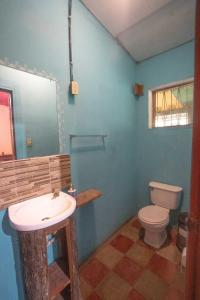 une salle de bains avec toilettes et lavabo dans l'établissement Hostal and camping Huellitas Ometepe, à Santa Cruz