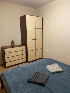Un dormitorio con una cama y una cómoda con dos toallas. en Apartment on the sea in Sozopol, en Burgas 4 fotos más