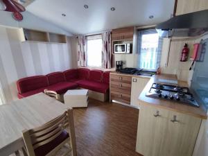 A kitchen or kitchenette at Mobil Home à Meschers au camping l'Escale proche de Royan