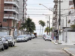 una calle con coches aparcados al costado de la carretera en Pie en la arena Playa de Ocean IV, en Samaritá 4 fotos más