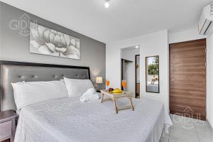 Un dormitorio con una cama con una mesa encima. en Cozy, Modern and Centric Apartment with pool and gym, en San Salvador 13 fotos más