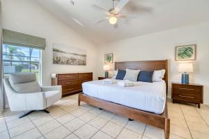 Voodi või voodid majutusasutuse Private Pool Getaway Near Theme Parks toas