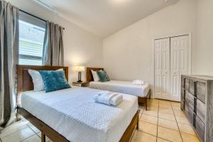 Voodi või voodid majutusasutuse Private Pool Getaway Near Theme Parks toas