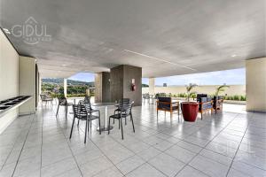 Una cocina y un comedor con mesa y sillas. en Cozy, Modern and Centric Apartment with pool and gym, en San Salvador