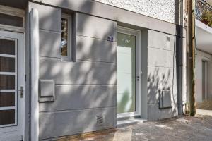 a door on the side of a building at Centre-ville - Fibre - Netflix - Studio la Loire in Savenay