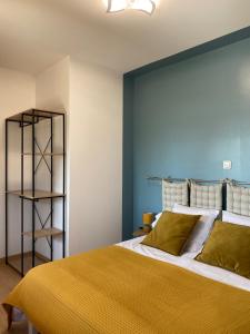 Postel nebo postele na pokoji v ubytování L'Espérance vue sur la vigne et la Loire + 17 fotografií