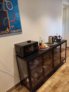 Sadržaji za pripremu kafe i čaja u objektu Self-contained apartment in a house in Søborg