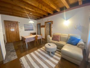 a living room with a couch and a table at Residence Nonna Giuseppina in Casoni
