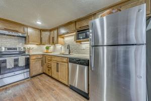 Η κουζίνα ή μικρή κουζίνα στο Spacious Ruidoso Retreat with Hot Tub and 2 Kitchens!