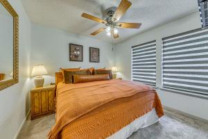 Ένα ή περισσότερα κρεβάτια σε δωμάτιο στο Spacious Ruidoso Retreat with Hot Tub and 2 Kitchens!